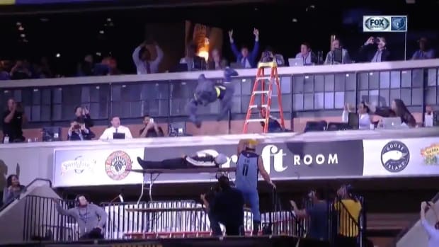 grizzlies-mascot-jerry-lawler-wrestling-table-video.png